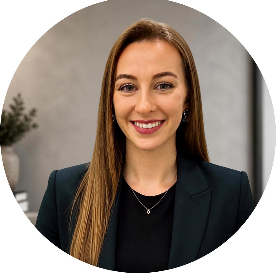 Caroline Venturin atua como Gerente de Projetos da empresa Energês e na gestão da Comunidade Energês, contribuindo para a criação de produtos, experiências de aprendizagem e conexões no setor de energia