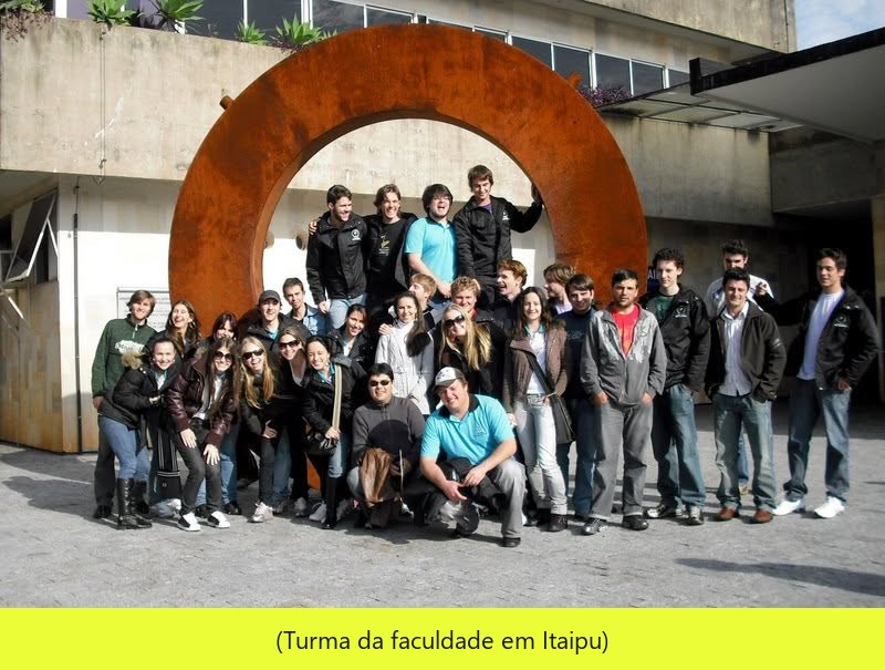 Turma da faculdade de Engenharia de Energia em visita a Itaipu